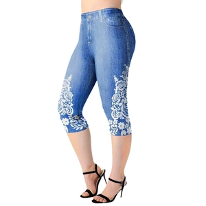 Dettaglio dei leggings Capri con stampa denim e motivi floreali in pizzo bianco