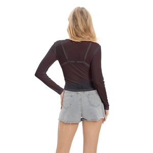 Vista posteriore di sexy top a maniche lunghe in mesh nero con pantaloncini di jeans grigi