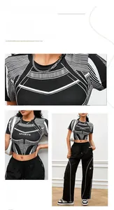 Dettaglio ravvicinato del crop top sportivo con stampa a contrasto bianca e nera