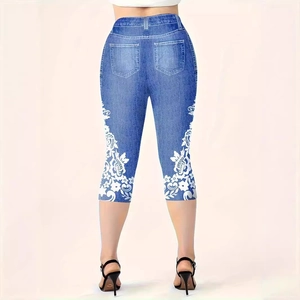 Vista posteriore di leggings pinocchietto stampa denim con motivi floreali bianchi e tasche