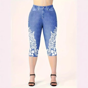 Dettaglio di leggings stampa denim blu con motivi floreali in pizzo sui lati delle gambe