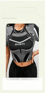 Dettaglio del crop top sportivo a contrasto con cerniera e stampa frontale
