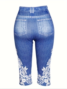 Leggings capri da donna effetto denim con stampa floreale bianca e vita elastica