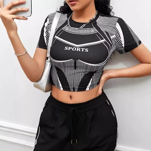 Dettaglio del set sportivo crop top con stampa geometrica e accessori argento