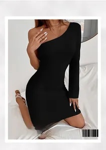 Robe courte moulante noire à une épaule et manches longues avec décolleté asymétrique