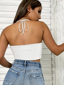 Top corto bianco in maglia con allacciatura posteriore per la moda estiva donna