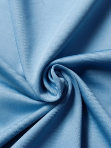 Haut moulant bleu clair pour femme avec une texture en maille tricotée respirante