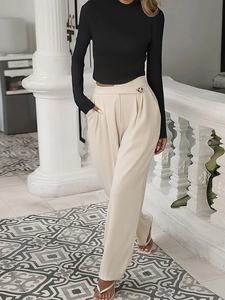 Klassieke slim fit top met hoge hals en beige broek met hoge taille en wijde pijpen