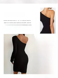 Vue détaillée du dos et du côté d'une robe moulante noire à une épaule et manches longues