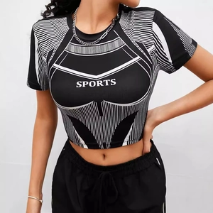 Dettaglio del crop top a collo alto con zip, stampa sportiva e strisce geometriche
