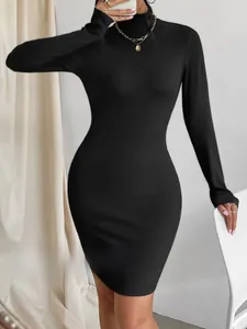 Détail d'une robe moulante noire à col montant et collier doré élégant pour femme