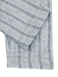Détail d'un t-shirt à manches longues en maille côtelée grise avec coutures doubles