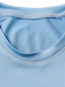 Haut de base bleu clair ajusté à col rond avec texture en tissu respirant