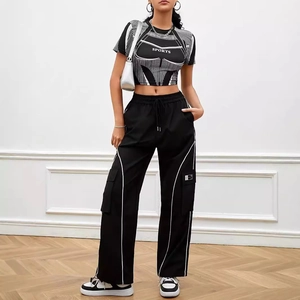 Dettaglio del crop top con stampa SPORTS e pantaloni cargo larghi in stile street