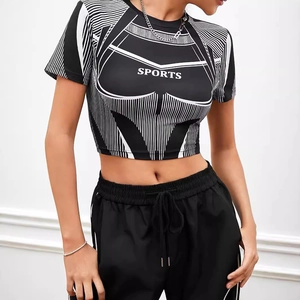 Dettaglio delle linee geometriche e della stampa SPORTS su questo top corto biker