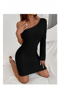 Détail de la robe moulante noire à une épaule avec manche longue en maille côtelée