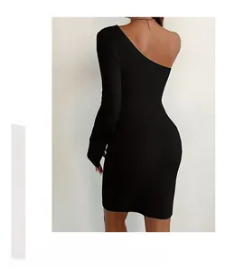 Détail d'une robe moulante noire à une épaule et manches longues en maille fine
