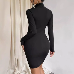 Vue arrière d'une mini-robe noire à manches longues moulante soulignant la silhouette chic