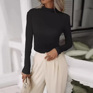 Detail van een zwarte slim-fit top met lange mouwen en opstaande kraag voor dames