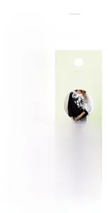 Détail de l'imprimé floral 3D et col rond sur un haut bicolore noir et blanc à manches longues