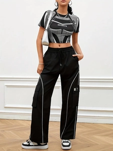 Set streetwear da donna con crop top sportivo e pantaloni cargo in stile motociclista