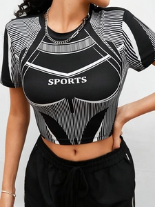 Top corto street style con stampa geometrica bianca e nera e pantaloni sportivi donna