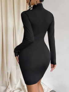 Robe noire moulante chic à manches longues avec col montant et coupe bodycon