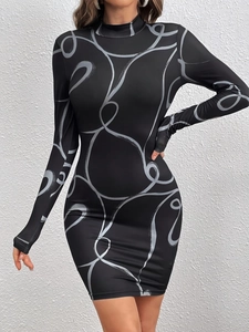 Abito aderente a maniche lunghe con stampa geometrica astratta e collo alto elegante