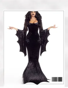 Détail d'une robe gothique en velours avec des manches chauve-souris et une coupe sirène