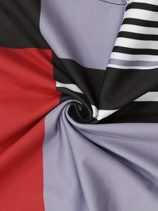 Abito lungo a maniche lunghe con stampa geometrica color block e spacco a vita alta
