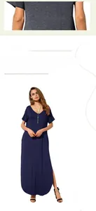 Dettaglio dell'abito lungo blu scuro con scollo a V, spacchi laterali e vestibilità ampia