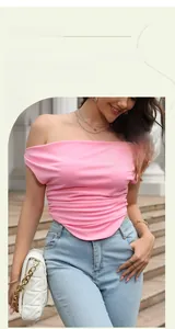 Dettaglio del top rosa a spalle scoperte con arricciature e vestibilità slim