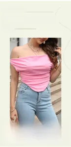Dettaglio del top rosa aderente con spalle scoperte, orlo a V e design a pieghe