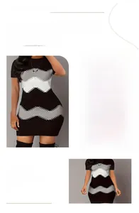 Détail de la robe à imprimé numérique avec des motifs géométriques noirs et blancs