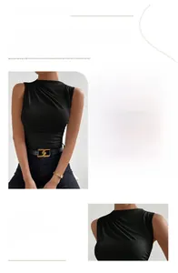 Détail du haut sans manches noir avec col haut plissé chic et coupe ajustée élégante