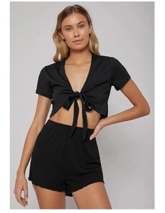 Dettaglio di un set a due pezzi in maglia a coste nere con top a V e pantaloncini corti