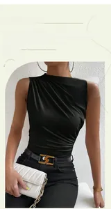 Détail du haut noir sans manches à col montant en tissu transparent extensible