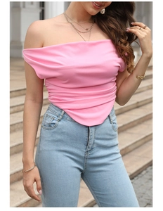 Dettaglio del top rosa con spalle scoperte, design increspato e orlo a V moderno
