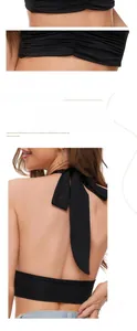 Détail d'un top licou noir avec un grand nœud au dos et un design de taille plissée