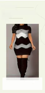 Détail d'une robe courte moulante avec motifs en zigzag noirs, blancs et gris