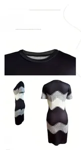 Détail de l'encolure ronde et de l'imprimé à chevrons sur une robe en maille moulante