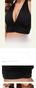 Détail d'un crop top dos nu noir froncé avec décolleté en V et coupe ajustée sexy