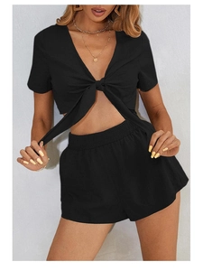Dettaglio completo nero a due pezzi con crop top annodato con scollo a V e pantaloncini