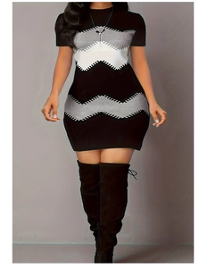 Robe moulante à manches courtes avec motif ondulé noir blanc gris sur mannequin