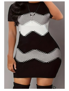 Détail de la mini robe moulante avec motif à vagues noir et blanc et tissu extensible