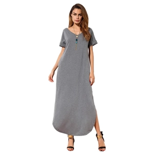 Elegante abito lungo grigio con scollo a V e spacchi laterali in morbido tessuto jersey