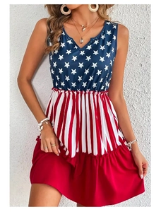 Détail de robe sans manches à col en V avec imprimé drapeau américain et ourlet à volants