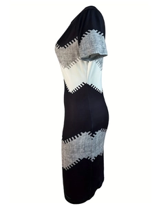 Détail d'une robe moulante avec motif chevron en patchwork noir, blanc et gris