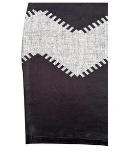 Détail de l'imprimé géométrique chevron sur tissu tricoté avec finition ourlet double