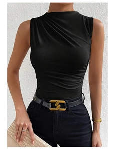 Détail d'un haut sans manches noir avec plis asymétriques aux épaules et texture drapée